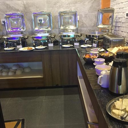 Hotel White Himal Покхара Экстерьер фото