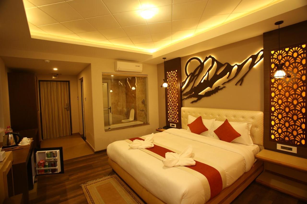 Hotel White Himal Покхара Экстерьер фото