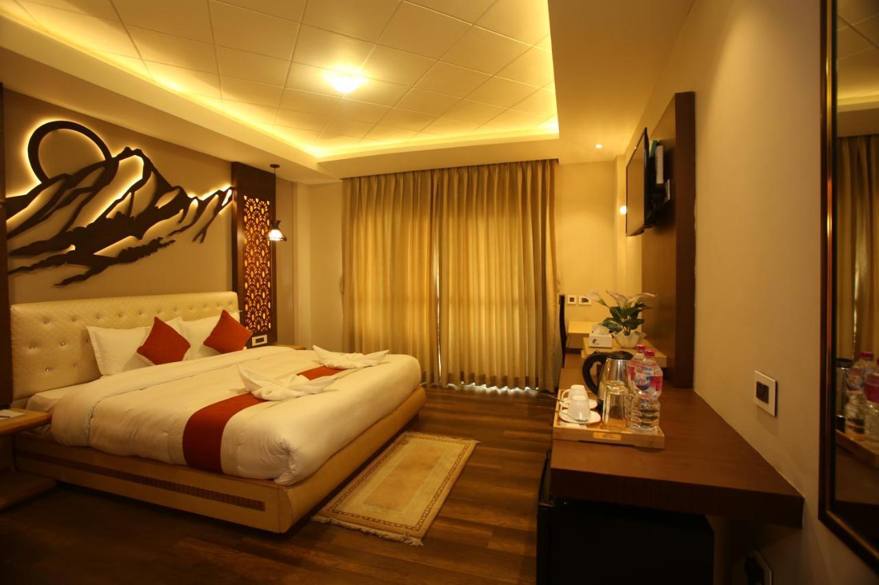 Hotel White Himal Покхара Экстерьер фото