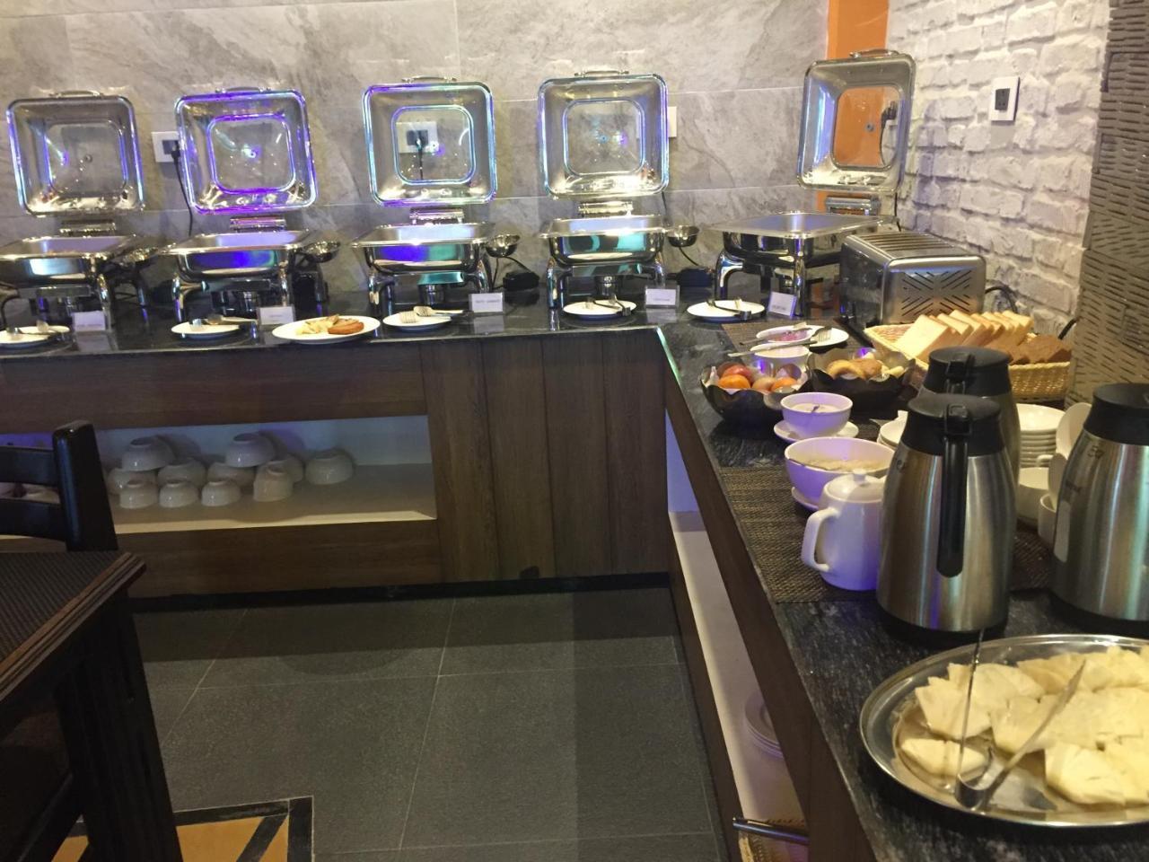 Hotel White Himal Покхара Экстерьер фото
