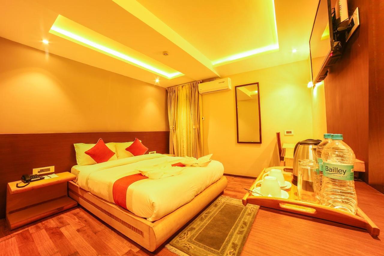 Hotel White Himal Покхара Экстерьер фото