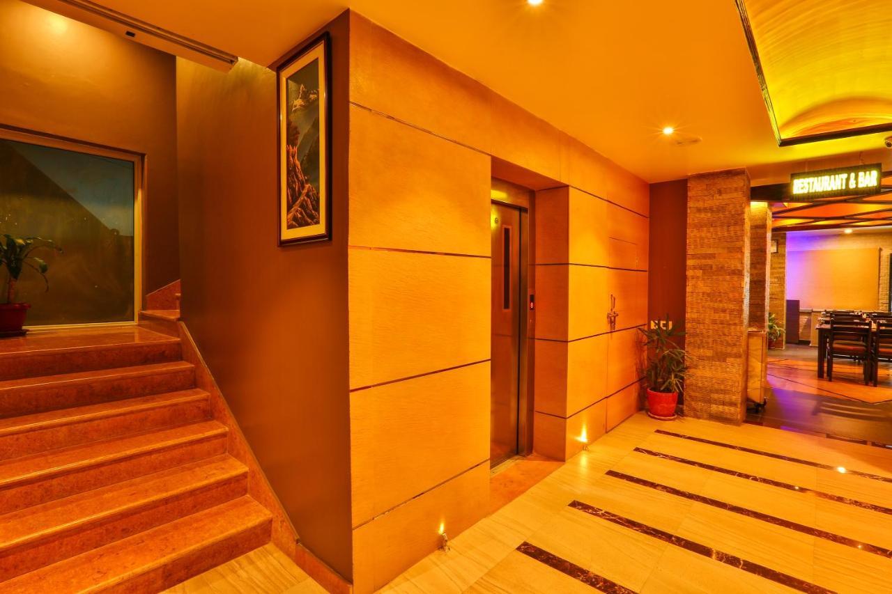 Hotel White Himal Покхара Экстерьер фото